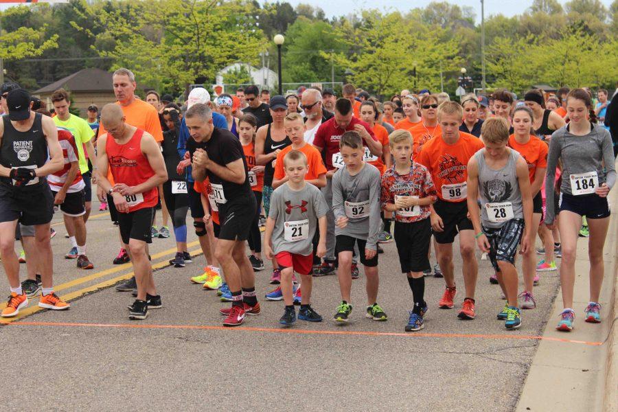 Fenton Athletic Department holds Annual Tiger Run and Trot
