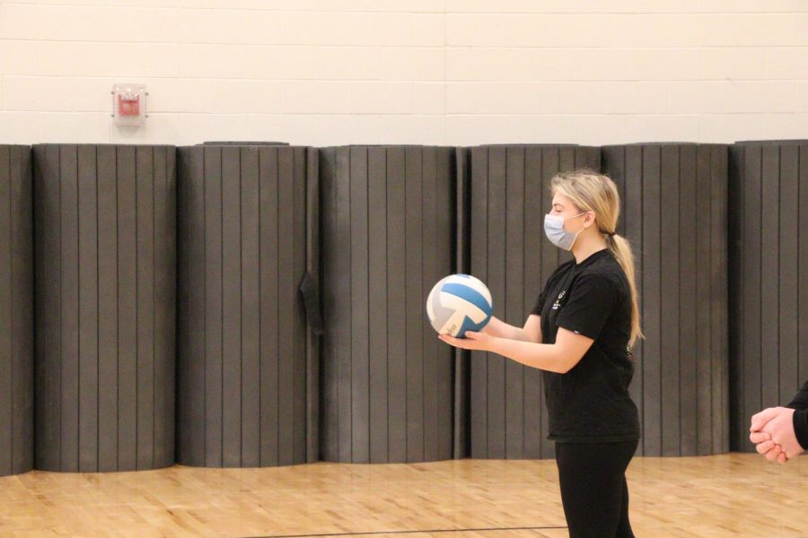 Freshman Evelyn Hall gets ready to serve in volleyball during gym class.