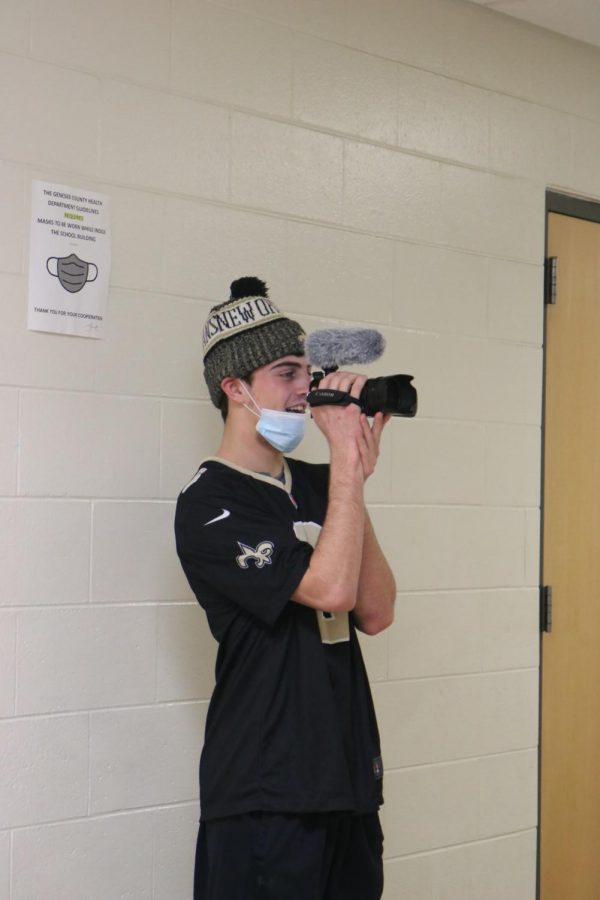 Junior Dylan Beverly films a news documentary showcasing art around the school. On Nov. 17, Video Productions 1 continued to learn new things about filming.