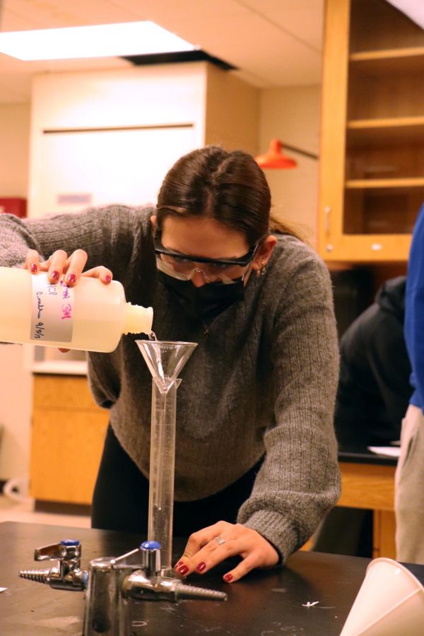 Junior Maddie Burnau measures out hydrochloric acid for a chemistry lab. On Jan. 19, FHS teacher Charles Miller taught his students how chemicals bond and react to each other. 