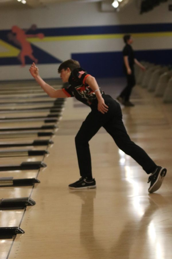 Senior Ian White releases the bowling ball towards the pins. On Jan, 13 the Fenton bowling team participated in the Grand Blanc Lanes bowling match.