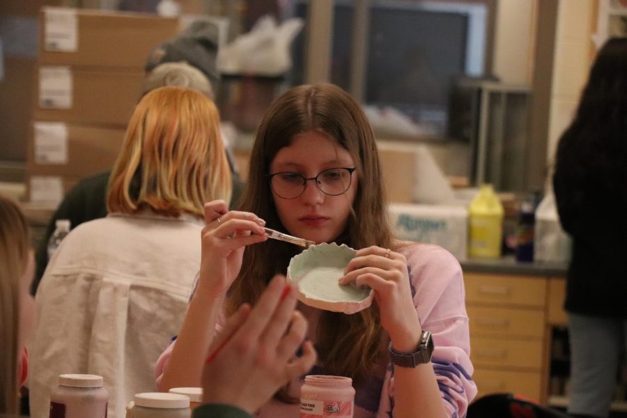 Freshman Addison Browne paints a clay dish in art. On March 10, FHS teacher Tracey Jambecks art class painted their dishes after firing them up when theyre done with clay. 