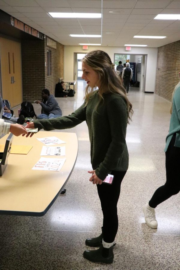 Receiving change, junior Chloe Justus buys a Halloween candy gram. The junior class sold candy grams on Oct. 17-21 to raise money for prom and other activities for next year.  
