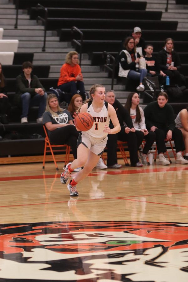 Dribbling the ball down the court, senior Grace Maccaughan looks to her teammates. On Feb. 17, the Fenton varsity girls basketball team went up against Linden and lost 50-27.