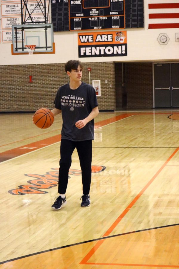 Dribbling, junior Nicholas Simeoni plays basketball in gym class. On March 24, in FHS teacher Chad Logans Advanced Physical Education class, students participated in three-on-three basketball. 