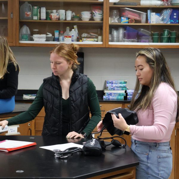 Doing their work, seniors Nina Frost and Josie Xiong prepare their equipment. On March 13, teacher Leah Thomas held a blood pressure lab in her fourth hour.