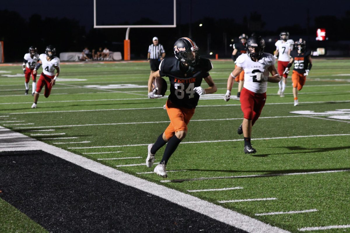 Running, sophomore Tanner Craven sprints down the sideline attempting to score a touchdown. On Oct.3, the Fenton JV T igers lost 17-28 to Linden.