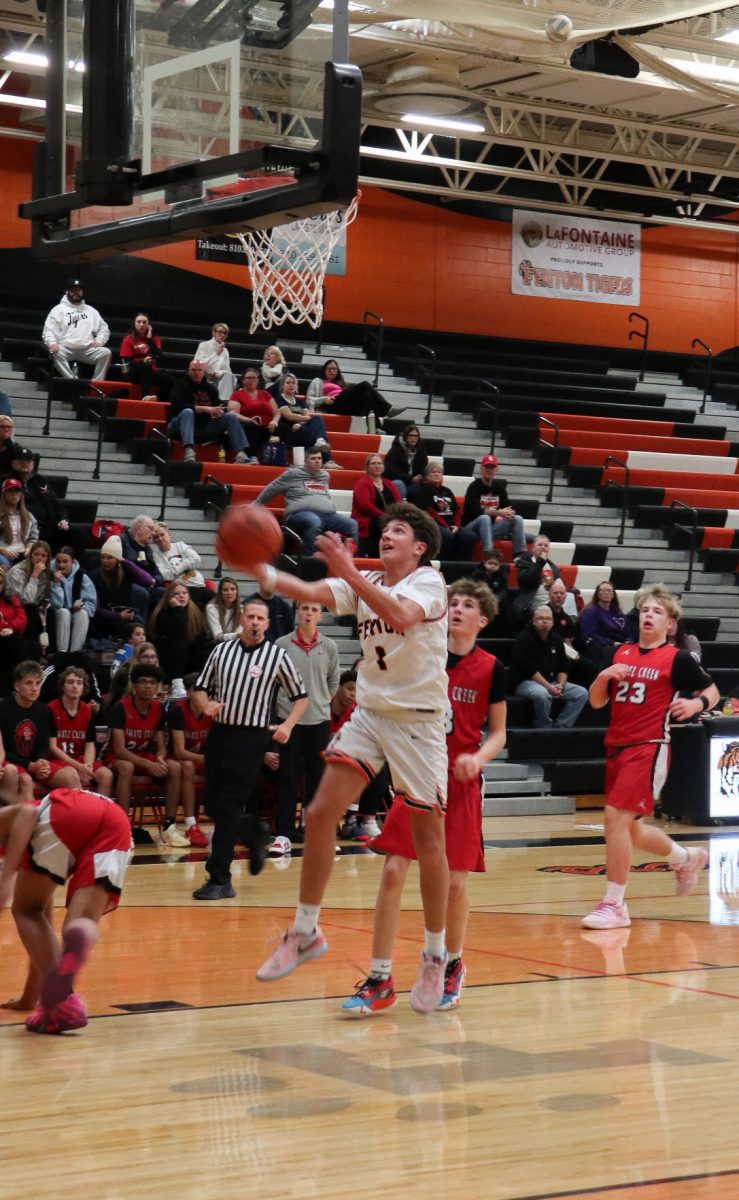 Looking at the net, sophomore Brady Pierson gets ready to shoot the ball. On Dec. 11, the Boys JV basketball team went up against Swartz Creek. 